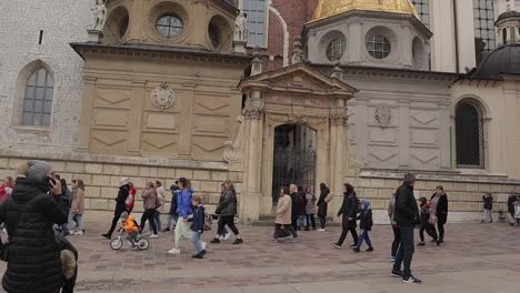 Los-Turistas-Visitan-El-Edificio-Histórico-Del-Castillo-Real-De-Wawel-En-Cracovia,-Polonia.