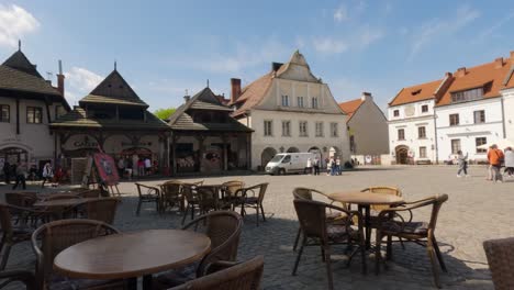 Gente-En-La-Antigua-Plaza-Del-Mercado-De-Kazimierz-Dolny-En-El-Este-De-Polonia