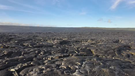 El-Dron-Se-Inclina-Para-Revelar-Grandes-Montañas-En-La-Isla-Grande,-Hawaii