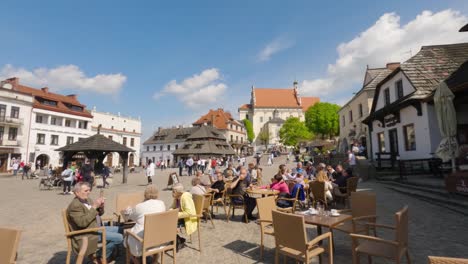 Tourism-enjoying-the-spring-on-a-terrace-in-Kazimierz-in-Poland