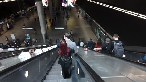 Nach-Unten-Auf-Rolltreppen-An-Der-U-Bahnstation-Canary-Wharf-In-London