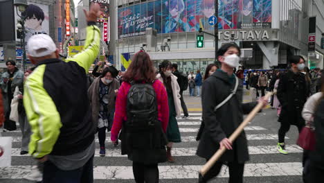 Cruce-Peatonal-Ocupado-Con-Gente-Abarrotada-En-Shibuya-Cruzando-Tokio,-Japón