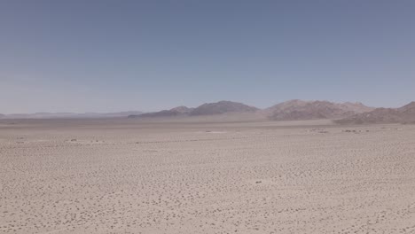 Hohe-Drohnenaufnahme-Dringt-In-Eine-Wüste-In-Der-Nähe-Des-Joshua-Tree-Vor