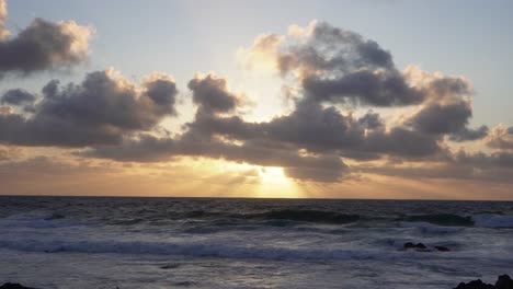 Dramatischer-Sonnenuntergang-über-Dem-Pazifischen-Ozean;-Monterey,-Kalifornien