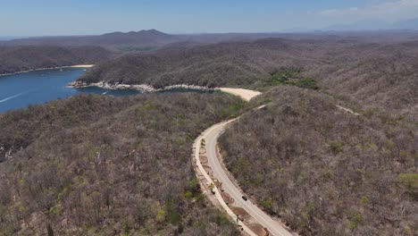 Ruta-Panorámica-Al-Pacífico-Mexicano,-Explorando-El-Parque-Nacional-Huatulco-Desde-Arriba