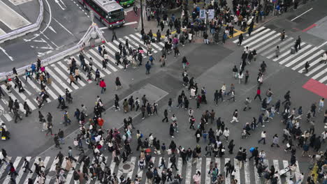 Shibuya-Scramble-Crossing---überfüllte-Kreuzung-In-Der-Stadt-Shibuya-In-Tokio,-Japan