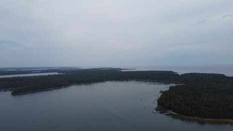 Aerial-shot-of-waters-running-through-islands