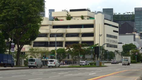 Tráfico-De-Desplazamientos-En-New-Bridge-Road-Y-La-Calle-EU-Tong-Sen-Con-El-Complejo-De-Edificios-Riverwalk-En-El-Centro-De-Singapur-Durante-El-Día