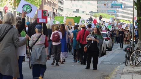 Riesige-Menschenmenge-Demonstriert-Für-Die-Umwelt-In-Stockholm,-Schweden