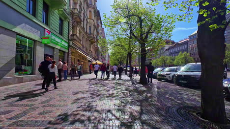 Toma-En-Primera-Persona-Caminando-Por-Una-Calle-Comercial-De-Europa-En-Un-Día-Soleado.