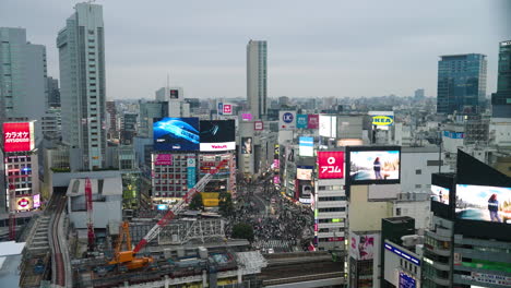 LED-Bildschirme-Und-Werbeschilder-An-Gebäuden-Rund-Um-Die-Shibuya-Kreuzung-In-Der-Nacht-In-Tokio,-Japan