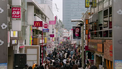Crowded-Takeshita-Street-With-Fast-food-Restaurants-And-Trendy-Shops-In-Harajuku,-Shibuya,-Japan