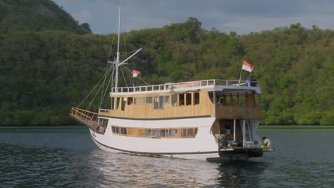 Pequeño-Barco-Turístico-Anclado-En-Una-Bahía-Aislada-Cerca-De-La-Isla-De-Komodo-En-Indonesia