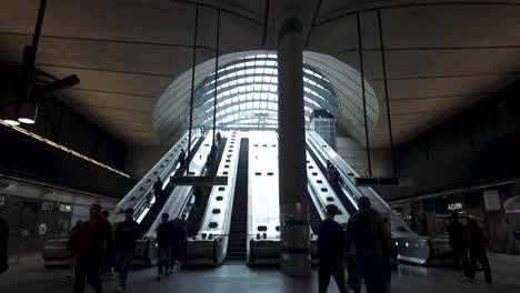 Silhouette-Der-Pendler-Auf-Rolltreppen-An-Der-U-Bahnstation-Canary-Wharf