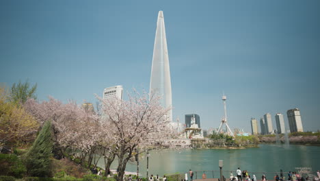 Hotel-De-Lujo-De-Lotte-World-Tower-Desde-El-Parque-Del-Lago-Seokchon-En-Seúl,-Corea-Del-Sur.