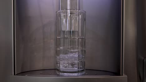 Kühlschrank,-Glas-Mit-Wasser-Füllen