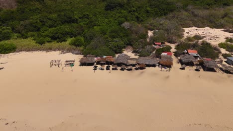 Cacaluta-Bay,-Goldener-Sand-Und-Einsamkeit-An-Einem-Unberührten-Strand-In-Huatulco,-Oaxaca