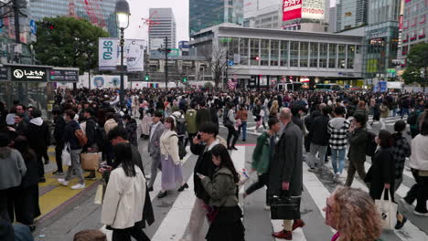 Menschenmenge-überquert-Die-Stadt-Shibuya-In-Tokio,-Japan