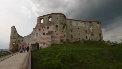 Vista-En-Cámara-Lenta-De-Personas-Alejándose-Del-Castillo-De-Janowice-En-Un-Día-Nublado