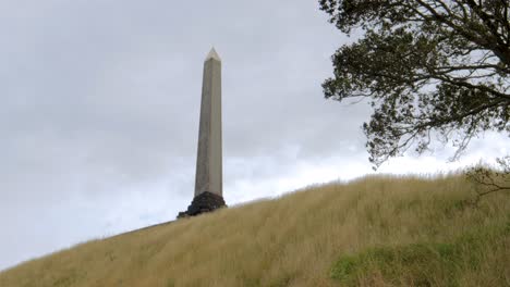 Ambiente-Tranquilo-En-Cornwall-Park,-Vista-De-Cerca-Del-Obelisco-Con-Fondo-Gris