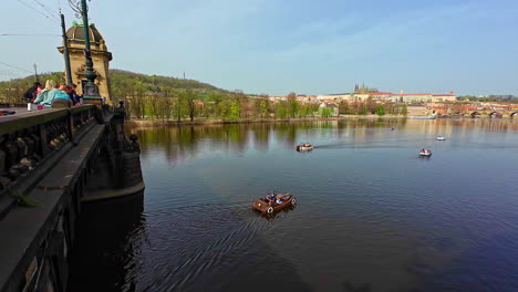 Los-Turistas-Que-Navegan-En-Bote-A-Pedal-Cerca-Del-Puente-Legion-Comparten-Risas-Y-Ocio-En-Las-Aguas.