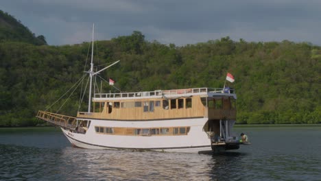 Kleines-Touristenboot-Vor-Anker-In-Einer-Abgeschiedenen-Bucht-In-Der-Nähe-Der-Insel-Komodo-In-Indonesien