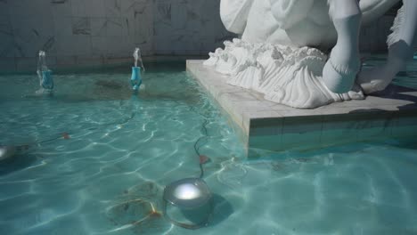 Hippocamp-fountain-white-sea-horse-statue-in-front-of-Caesars-Palace,-Las-Vegas