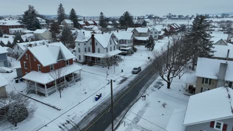 Verschneite-Wohnstraße-Mit-Traditionellen-Häusern-Und-Schneebedeckten-Bäumen