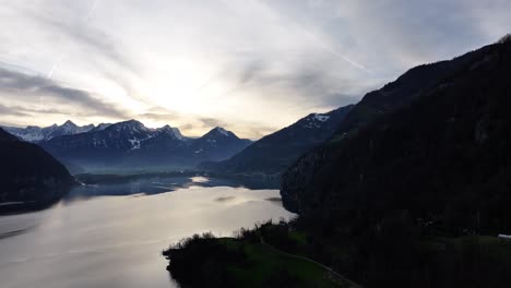 Sonnenaufgang-über-Dem-Walensee,-Walenstadt,-Weesen,-Quinten-Und-Den-Churfirsten,-Schweiz,-Mit-Faszinierenden-Drohnenaufnahmen-Von-Nebligen-Wolken-Und-Nebel,-Die-Die-Ruhigen-Berge-Und-Den-Fluss-Einhüllen
