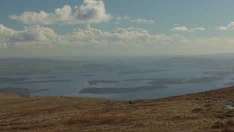 Toma-En-Mano-De-Excursionistas-Regresando-De-Ben-Lomond-Hacia-Loch-Lomond.