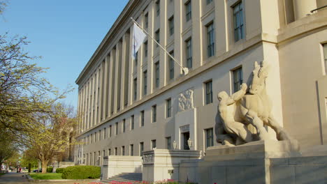 El-Edificio-De-La-Comisión-Federal-De-Comercio-En-Primavera-Con-El-Hombre-Controlando-La-Estatua-Comercial.