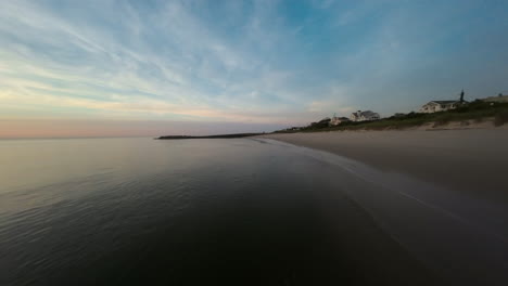 FPV-Sobre-La-Costa-Atlántica-Se-Convierte-En-Una-Puesta-De-Sol-Reflectante