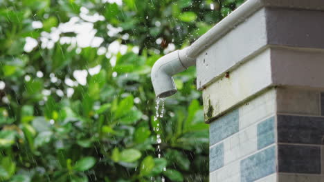 Agua-De-Lluvia-Fluyendo-A-Través-Del-Sistema-De-Drenaje-De-Tuberías-De-Jardín