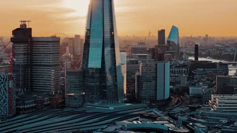 Drone-Al-Atardecer-De-Londres:-Fascinantes-Vistas-Aéreas-De-Edificios-Emblemáticos-Y-Del-Horizonte