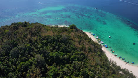 Barcos-De-Pie-En-La-Costa-Tropical-De-La-Isla-De-Bambú.