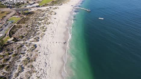 Avión-Teledirigido-Sobre-Una-Prístina-Ciudad-Costera-Con-Una-Hermosa-Playa