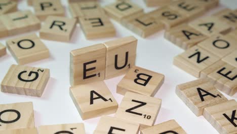 EU-Akronym-Für-Europäische-Union,-Gebildet-Aus-Den-Buchstaben-Des-Scrabble-Spiels