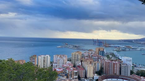 Malaga-Erhöhter-Aussichtspunkt-Frachthafen-Marina-Stierkampfarena-Immobilien-Meerblick-Spanien