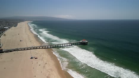 Drohnenvideo-Vom-Manhattan-Beach-Pier-In-Los-Angeles,-Kalifornien-An-Einem-Strahlend-Sonnigen-Tag