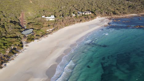 Drone-Aéreo-Panorámico-Hacia-Abajo-Con-Un-Giro-Sobre-Hermosas-Aguas-Azules-En-Australia-Occidental