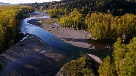 Vista-Panorámica-Aérea-Del-Río-Snoqualmie-Middle-Fork-En-El-Estado-De-Washington,-North-Bend