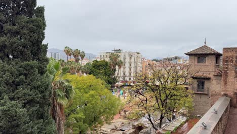 Regentag-In-Malaga,-Spanien,-Blick-Von-Den-Befestigungsmauern-Des-Alcazaba-Palastes