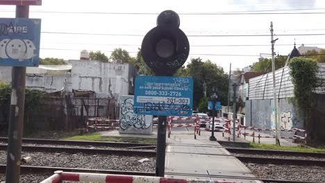 Vía-Peatonal-Del-Ferrocarril-Sarmiento-En-El-Barrio-De-La-Ciudad-Argentina,-Ambiente-De-Luz-Verde,-Al-Lado-De-Las-Vías