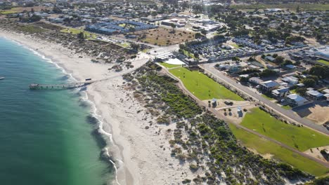 Avión-Teledirigido-Sobre-La-Ciudad-Costera-De-Jurien-Bay-En-Australia