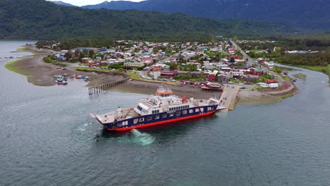 Vista-Aérea-Del-Ferry-Que-Atraca-En-La-Rampa-Del-Pueblo-Hornopiren-Ubicado-En-La-Comuna-De-Hualaihué-En-La-Provincia-De-Palena,-Sur-De-Chile