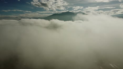 Luftaufnahme-Des-Vulkans-Pasochoa,-Eingehüllt-In-Dichten-Weißen-Nebel-An-Einem-Sonnigen-Tag