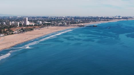 Luftaufnahme-Einer-Drohne-Aus-Großer-Höhe-Mit-Blick-Auf-Den-Strand-Von-Santa-Monica