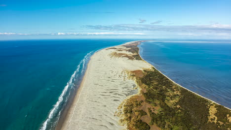 Farewell-Spit-Es-Una-Estrecha-Península-De-Arena-En-El-Extremo-Norte-De-La-Bahía-Dorada,-Isla-Sur-De-Nueva-Zelanda---Hiperlapso-Aéreo-De-Retroceso