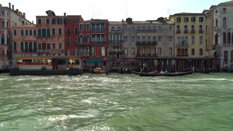 Tráfico-De-Transporte-Marítimo-En-El-Gran-Canal-De-Venecia.