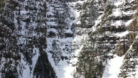 Luftaufnahmen-Von-Einem-Bergtal-Mit-Schnee-In-Den-Spanischen-Pyrenäen